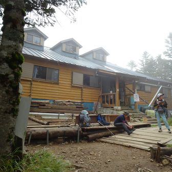 三伏峠小屋に到着、サプライズでお祝いしていただきました