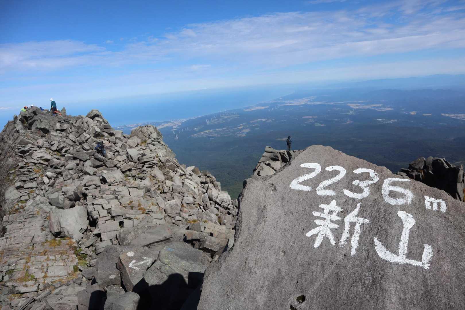 象潟口（鉾立） | 鳥海湖、高山植物の稜線、日本海を望む大パノラマ。迫力の単独峰の写真