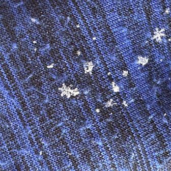 手袋の上の雪。