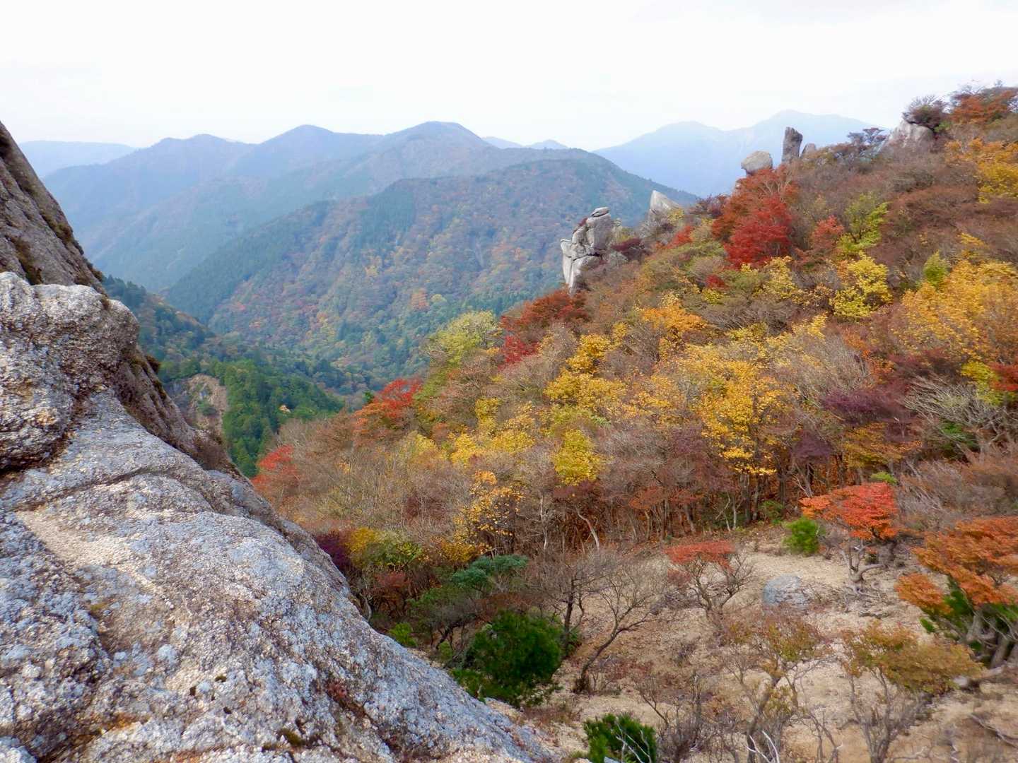 山頂の風裏で昼食。薄曇りの中、仙ヶ岳〜綿向〜鎌ヶ岳までがよく見える。
