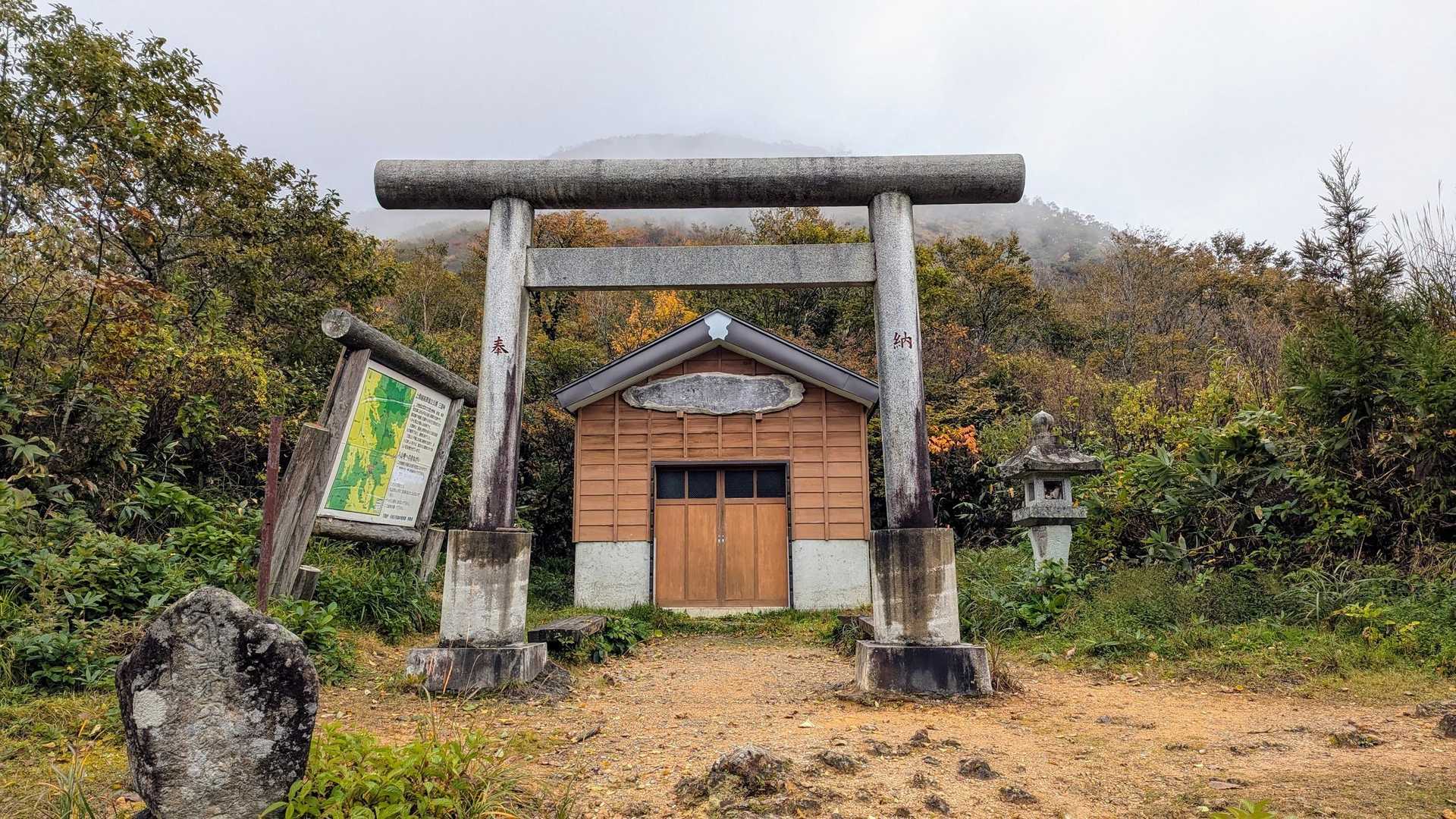 三国峠、神社奥が三国山
