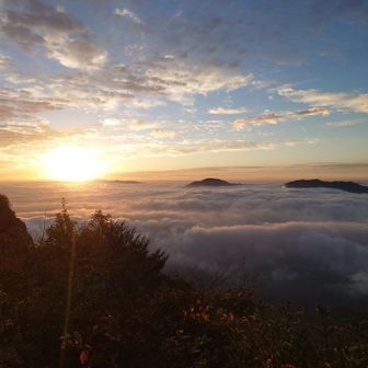 三ッ峠山荘前から、既に日の出後