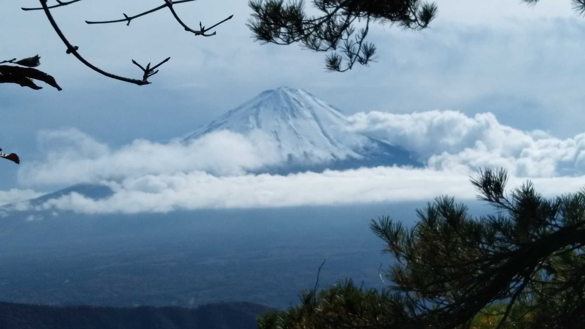 今日の富士山は一部雲が掛かってますが山頂はくっきり😄