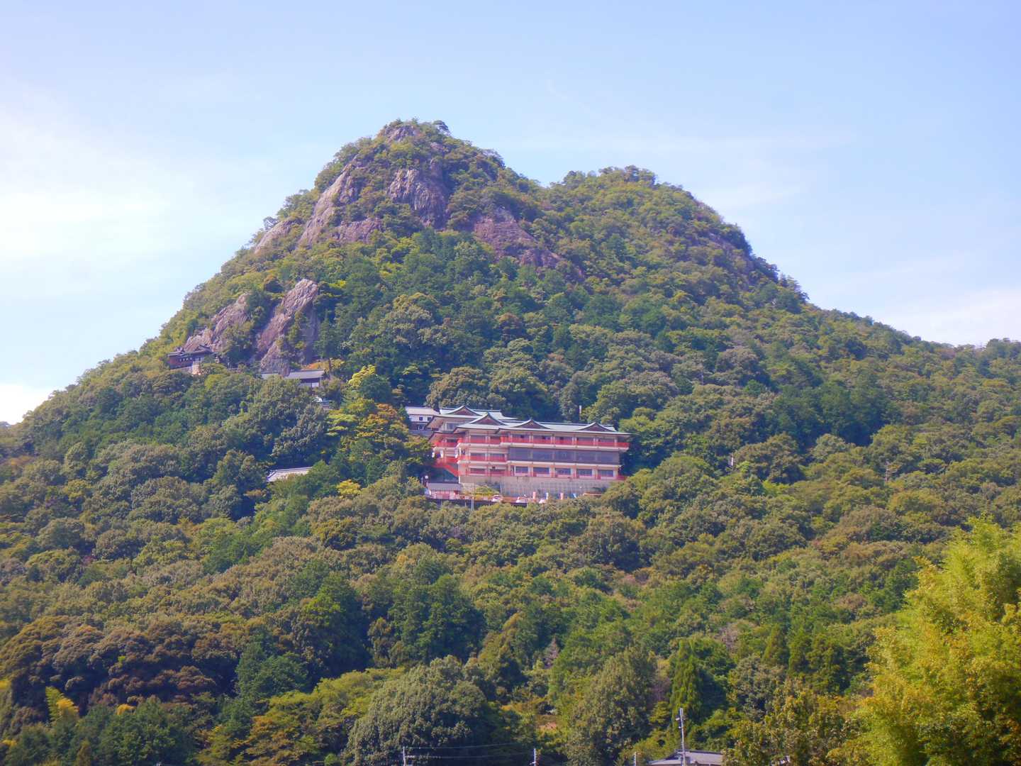 断崖絶壁の上に1番高く見えるのが山頂ではなく、その右奥の山が太郎坊山の山頂です
中腹の建物は、太郎坊宮の参集殿です