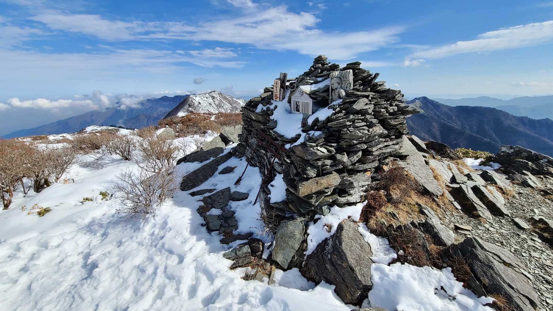 登って登ってやっと山頂に～
景色よくて風もないからついつい長居を😊