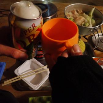 小屋はもう1組の2組
静岡の方で南アルプスや深南部を歩き尽くしたすごい方。私にはついていけない単語が飛び交い3人で盛り上がってました😅
ビールに日本酒、ウイスキーのフルコース、付き合うしかないね😄