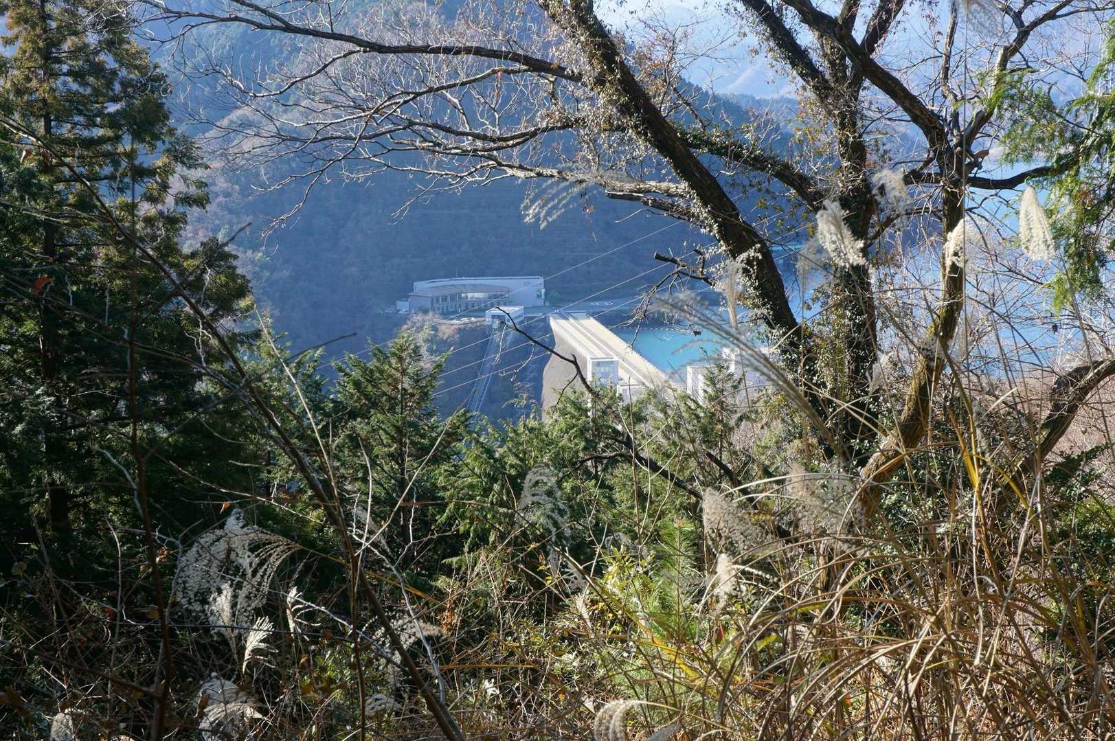 宮ヶ瀬ダムの天端が見えました！
晴れ続きの割には満水だね