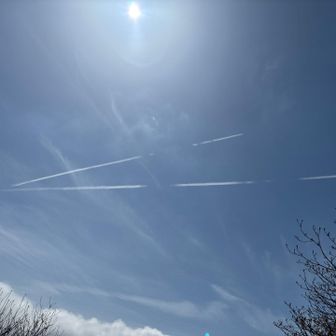 Vの字に別れた飛行機雲✈️