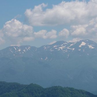 近くに望む、残雪の白山