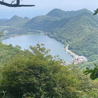 山頂からの眺め…
榛名湖を目指して下ります。
今回は前回よりも近道になる「榛名湖畔の宿記念公園」へのルートで…
それがまたかなりの急坂で…💦