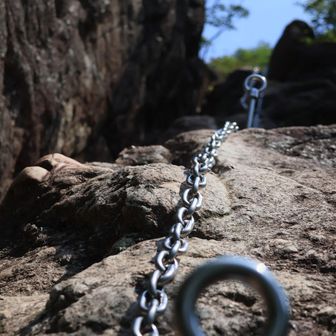 山頂過ぎて奥の院側へ降りる
ココの鎖⛓️はいつ見てもキラキラの金属感✨🔗