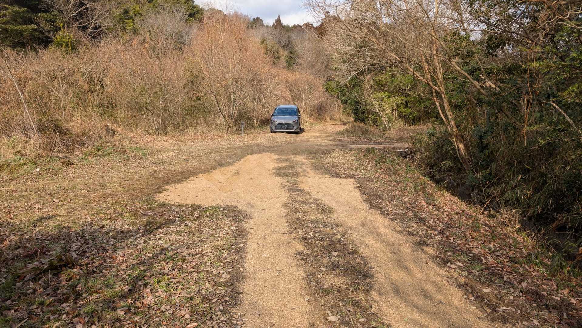 駐車場に戻りました。
うん、手軽に登れて眺望もいい、良い山でした！