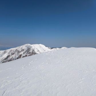 到着、奥は飯森山