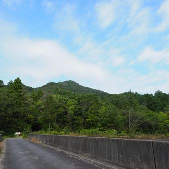 広島自動車道に架かる城下橋に達すると、岳山が山容を現します。橋を渡ったところが境原登山口。ぱっと見、２～３台は駐車できそうなスペースがありました。
なお、登山口から少し入った、ため池の隣りに簡易トイレが設置してありました。ただ、中を確認していないので、使えるかどうかは分かりかねます。