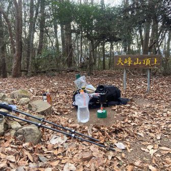 山頂飯。樹林帯で風を避けれました。