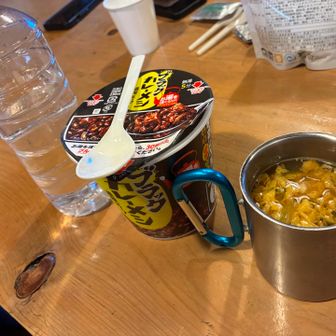 夕食は持参したカレーメシとチゲスープ。カレーメシは小屋で買ってもお湯付き、ゴミ引き取りで500円なので買えば良かったと後悔…