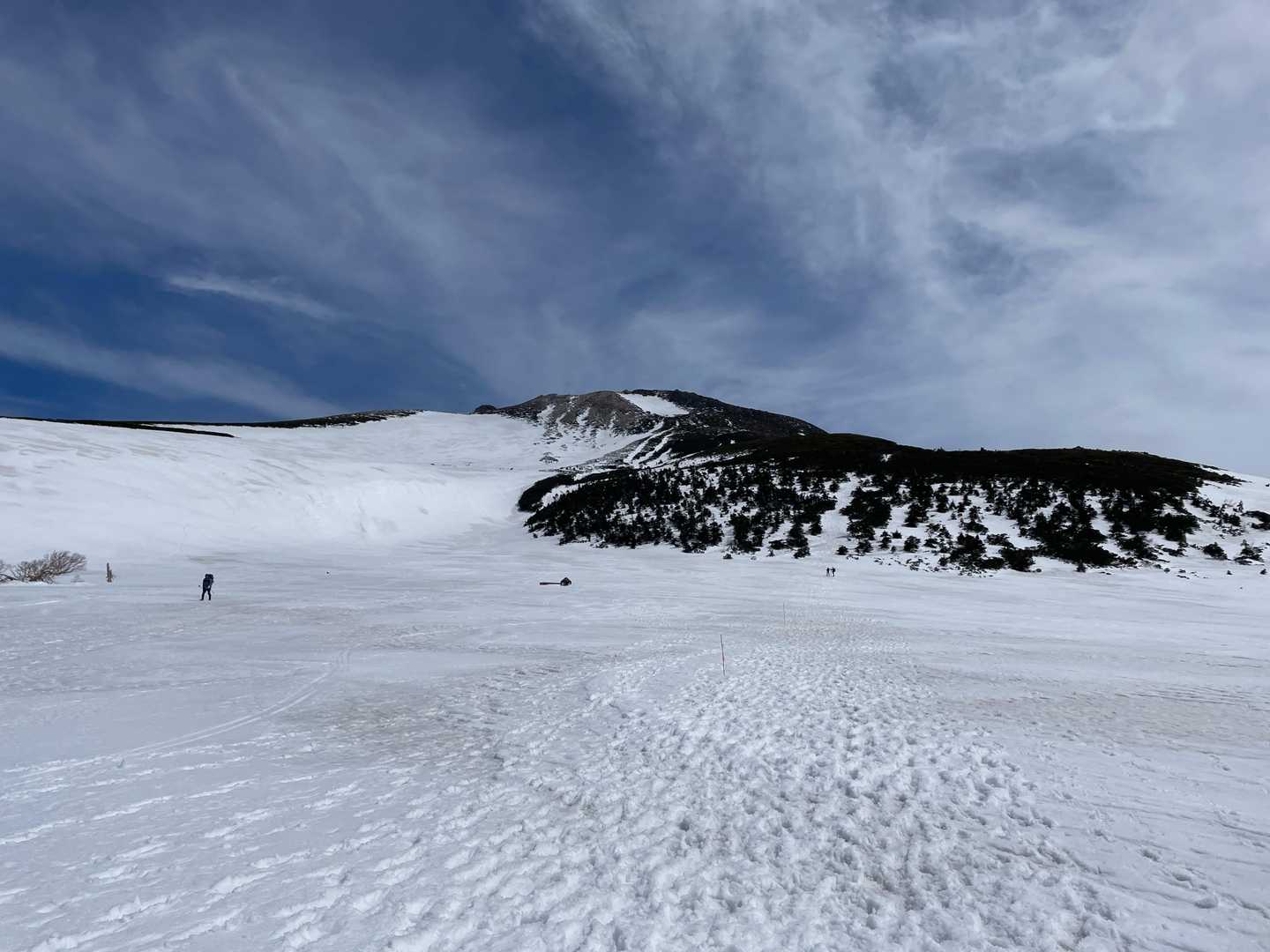 足結構疲れてるから夏道側を登ることに。
室堂手前の坂は上半分が雪が解けてて、途中でアイゼン取り外し。
