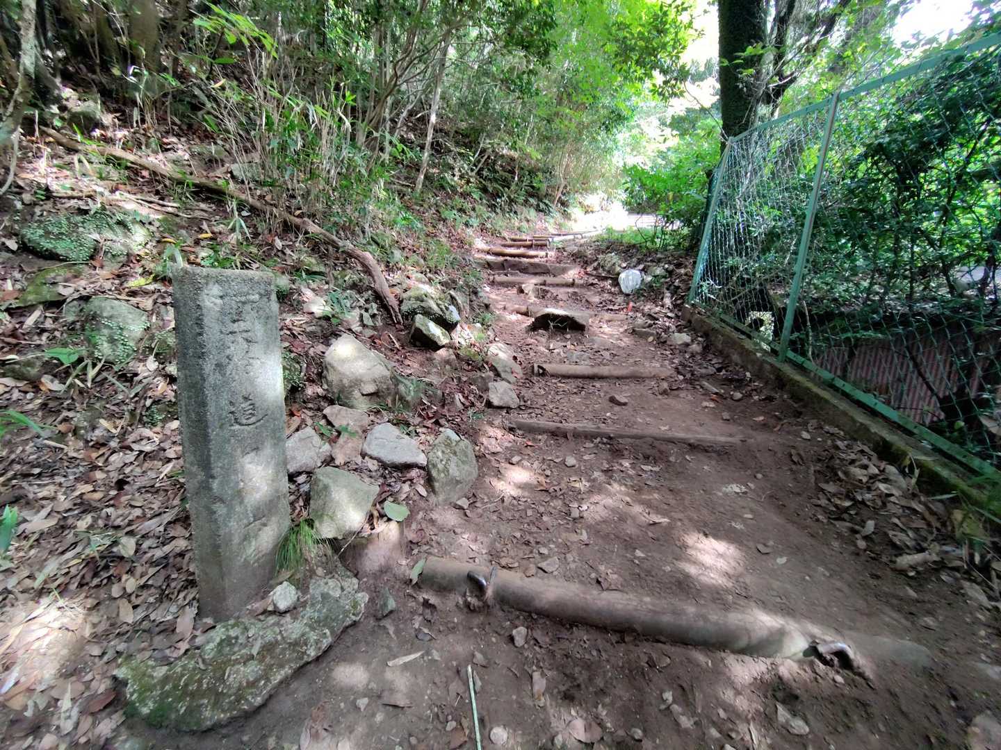 左側の標識には
「天狗道まや六甲」と書いてあります