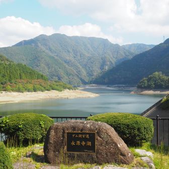 ダム湖からキトラ山辺りが見えているのか。