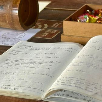 訪れる人たちの多国籍なメッセージに目を通しながら


