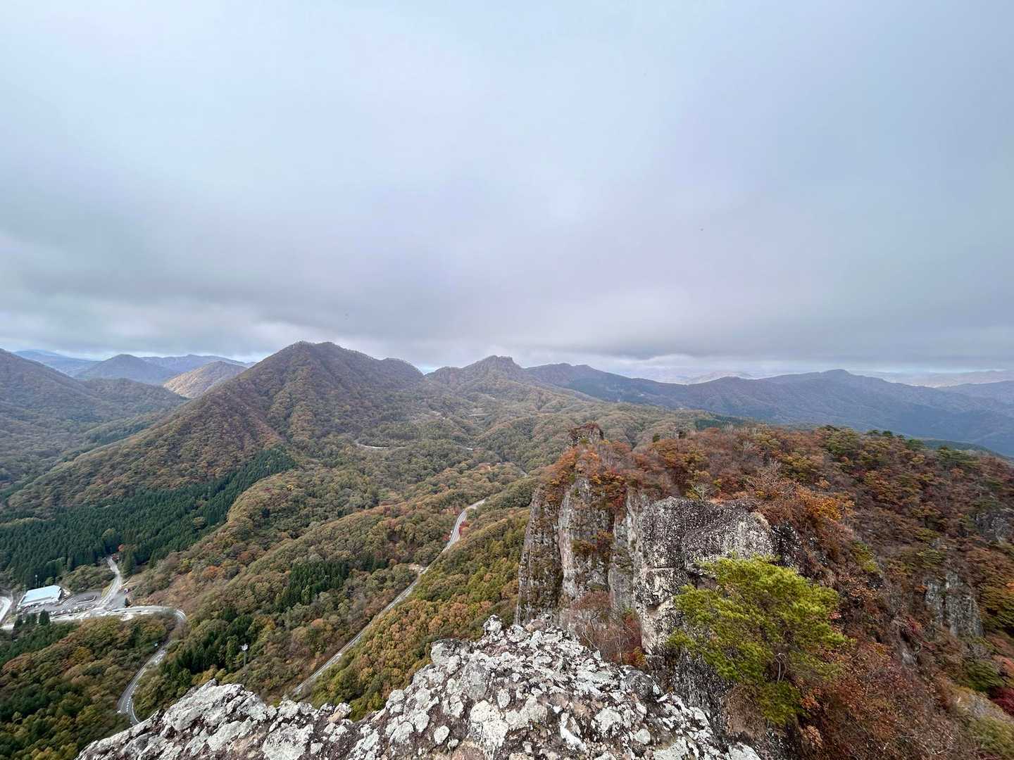 東登山口-コル-高岩-西登山口 縦走コースの写真