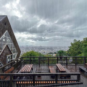 
センターハウスからの景色
雲多いけど 遠くまで見渡せる
雨雲…そう降らないかも
予報では昼から止むみたい
それはそれでいい👍
どん曇りな山は めちゃ嫌い
いっそ土砂降りの方がずっといい💪
