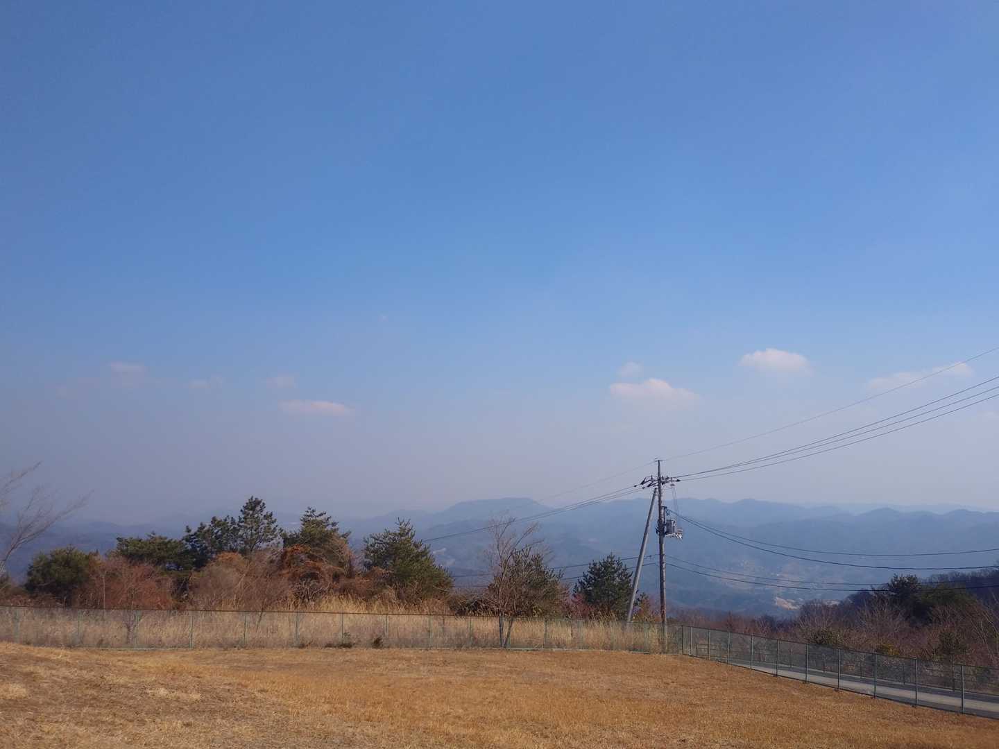 公園内からの眺望👏
いい天気だけど霞んでる～😂
見えるのは遙照山かな！
