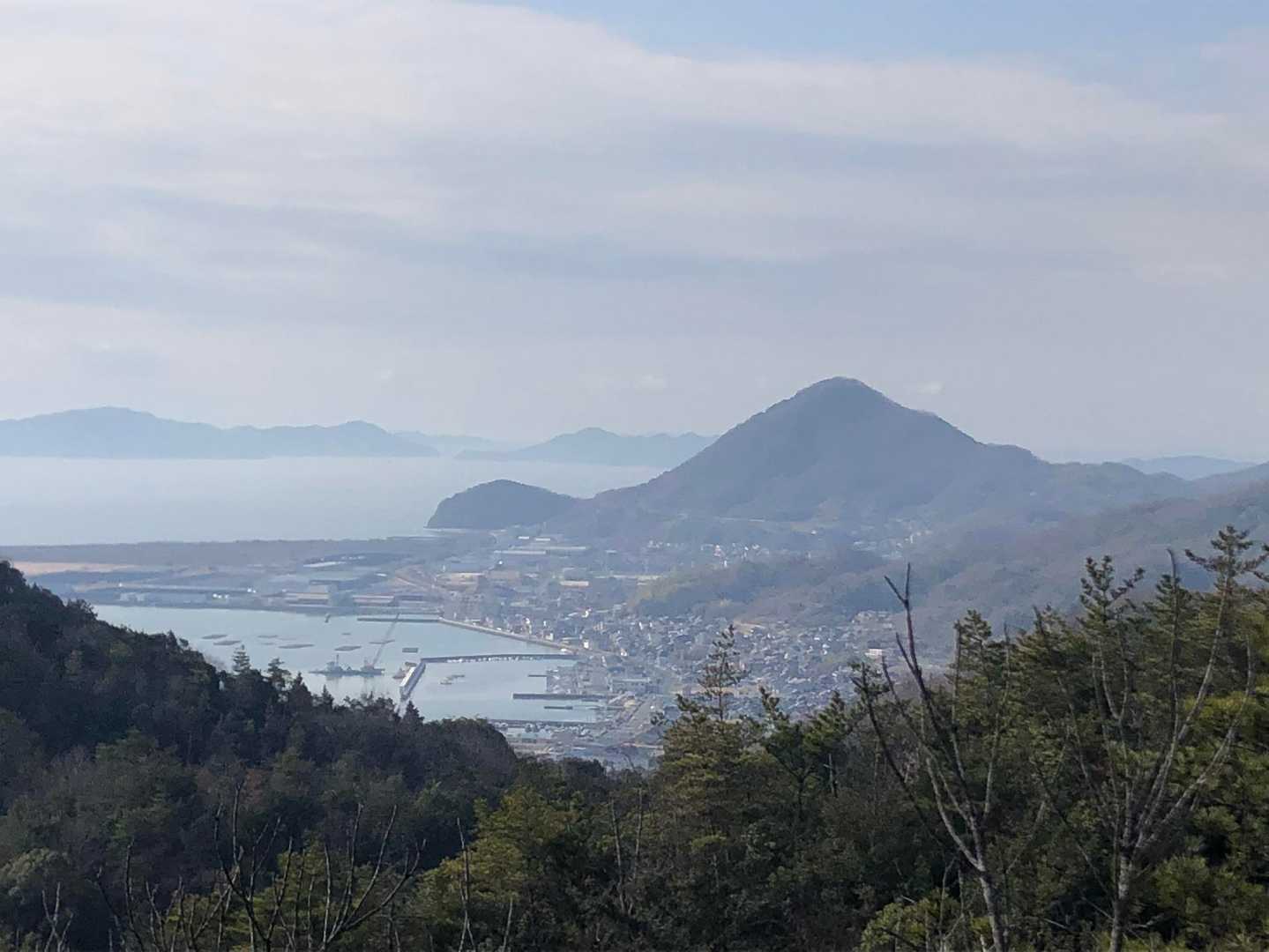 間近に青佐山