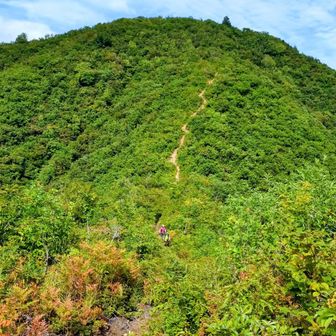 振り返って📸  あの山を越えてきました💪      女房が遅いから あかてんさんイラついてると思います🥲