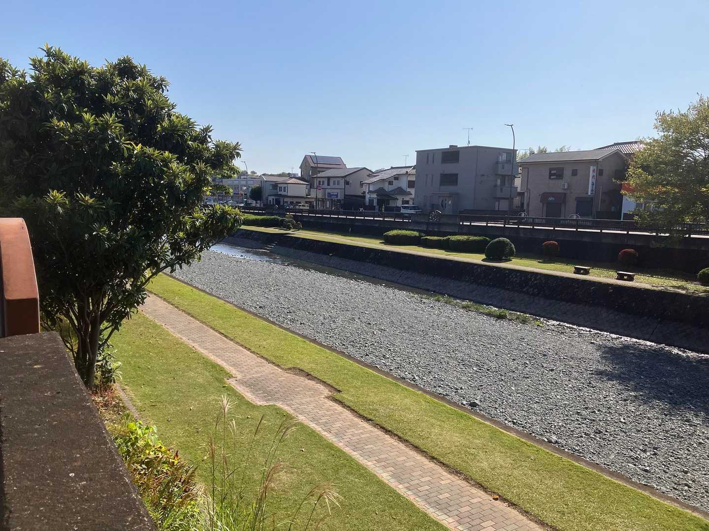 水無川沿いを右へ➡️