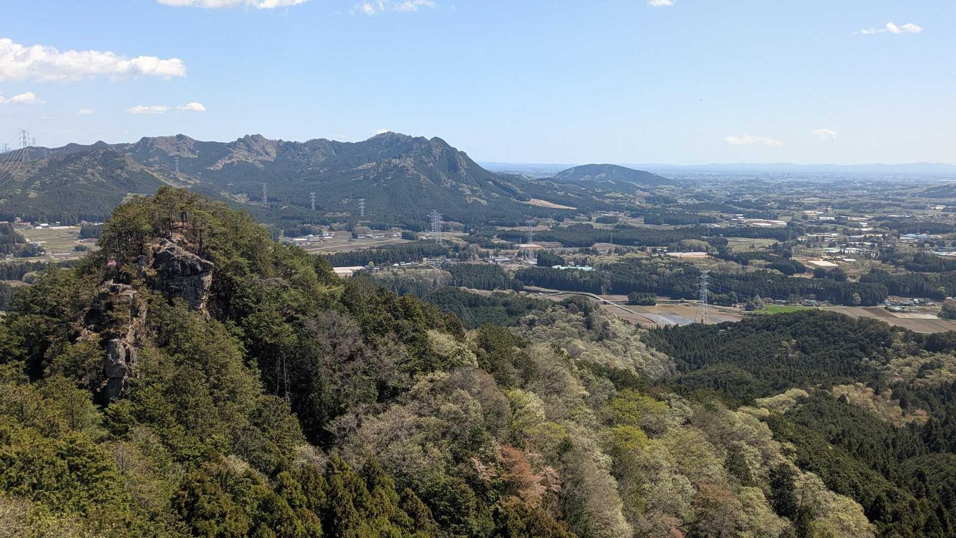 少し下りて展望台ここで軽めのランチタイム🥯🥐🍊☕
観音岩と古賀志山