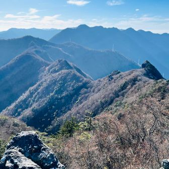 「黒岳」 から権現山方面と赤石山系
今から行くよ〜。まだ遠~い💦