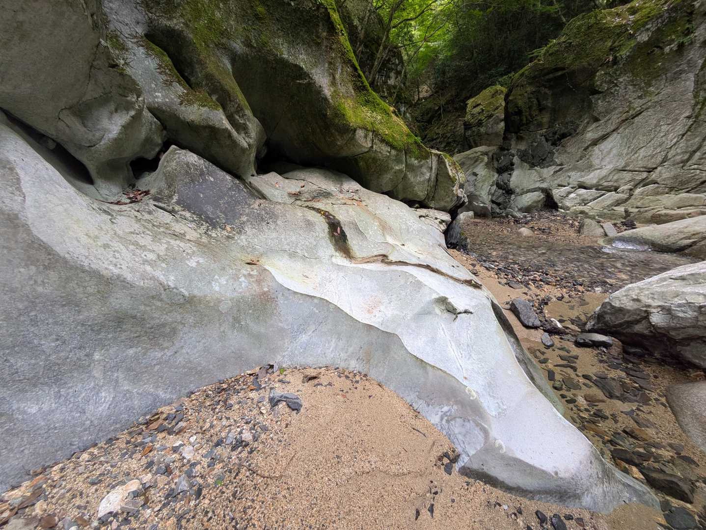 石灰岩出現！
白くて滑らかな岩肌👀