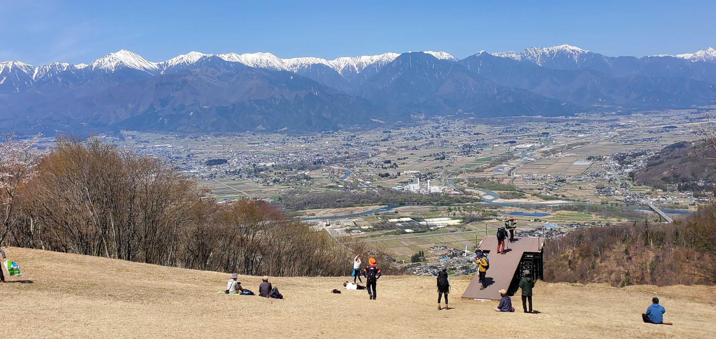 見よ‼️
この絶景✨
長峰山さんちはいい感じの斜面で
皆さん思い思いに休まれて美味しいもの食べて寝っ転がってこの絶景🏔楽しんでました