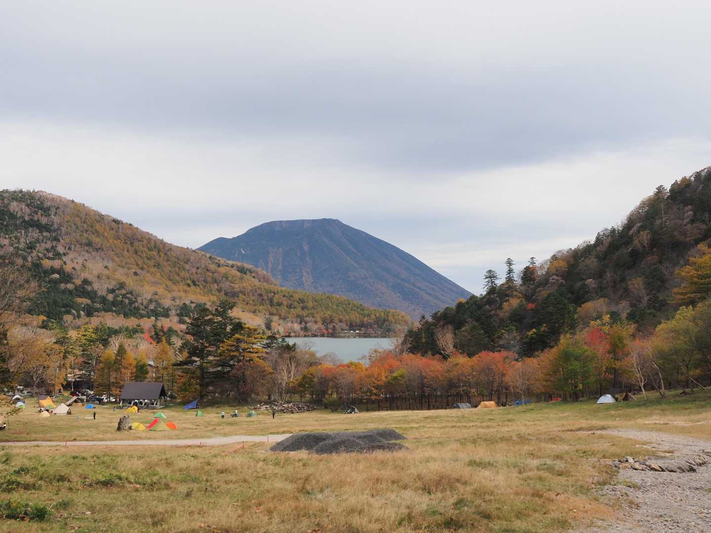 下り切ると目の前に湯の湖と男体山＼(^^)／