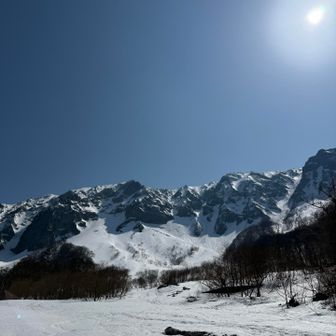 ベースキャンプに戻ってもマッタリ。

太陽が左から右側にいつの間にか移動していた。

別山上空の13時30分の太陽😊