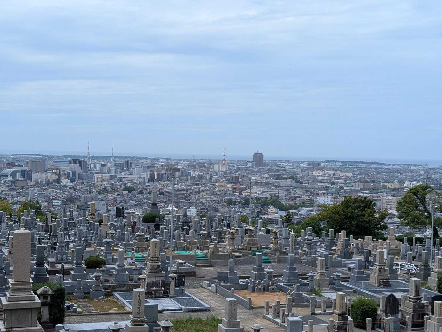 墓地の中を抜けて…