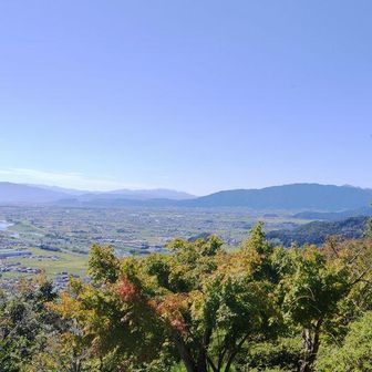 四季の展望台。
池田山と養老山の間に霊仙山が見える。