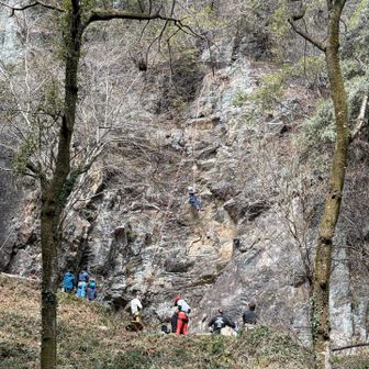 どちらかの山岳会の方々がクライミングを楽しんでます。いいな〜