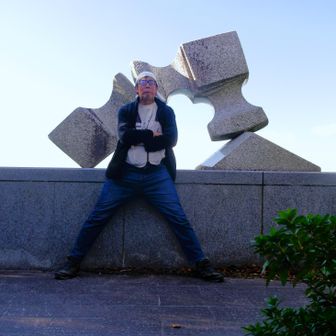 山頂標が無いのでオブジェの前で記念撮影。かなり頑丈そうな大きなオブジェだ。　小さいオブジェだと盗まれたり壊されたりするから大きくて頑丈なオブジェを展示しているのだろう。