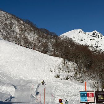 頂上まで行く人も雪訓する人も、ゲレンデの脇の登山道を行きます。ゲレンデは雪少なくてパウダーゾーンなのにこの有様。スキー場なのに山ノボラーの方がスキーヤーやボーダーより圧倒的に多い感じ。耳がキレイに見えた突き抜けるような晴天。