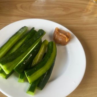 サービスでキンキン🥶のキュウリ🥒（味噌付）までご提供とは有難い！
他に和食丼🍚を注文しました。😋
