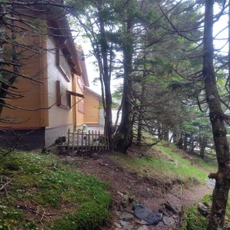 再び聖平小屋へ。避難小屋は10人。テント泊は4人