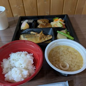夕飯、朝食は撮り忘れ
夕飯は10数名、朝食は5名
他は弁当でブラックスタート
しかし、ご来光は見えず、朝焼けは綺麗だったとのこと