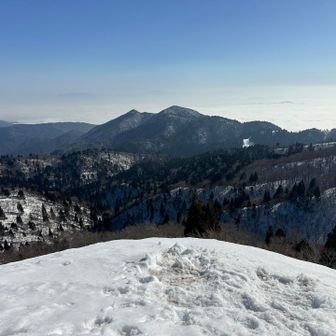 東の琵琶湖側を向き休憩