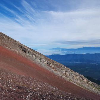 遠くに八ヶ岳が見える