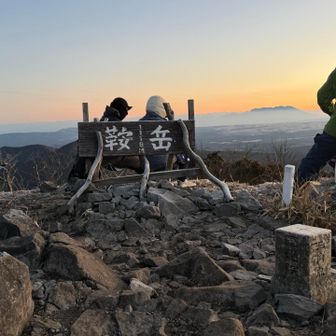 少し粉雪が舞う中❄️鞍岳に登頂‼️
