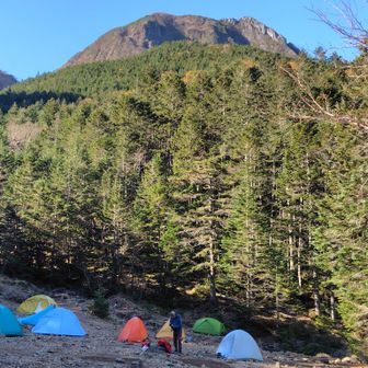 行者小屋のテン場⛺️と阿弥陀岳⛰️