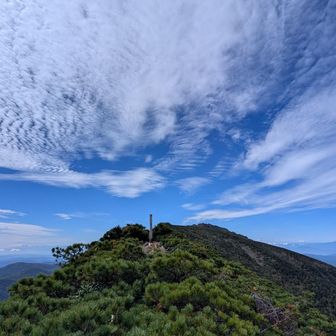 稜線から剣ヶ峰を振り返り