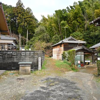 白山への登山道入口は民家の間にあります。
